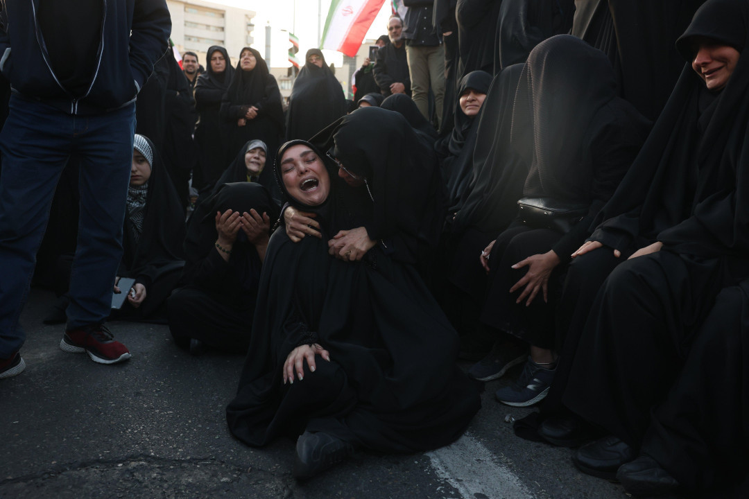 Dve žene, obučene u crno, koje plaču