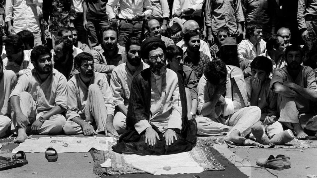 Ali Hamnei se moli u Teheranu posle iranske revolucije 1979. godine