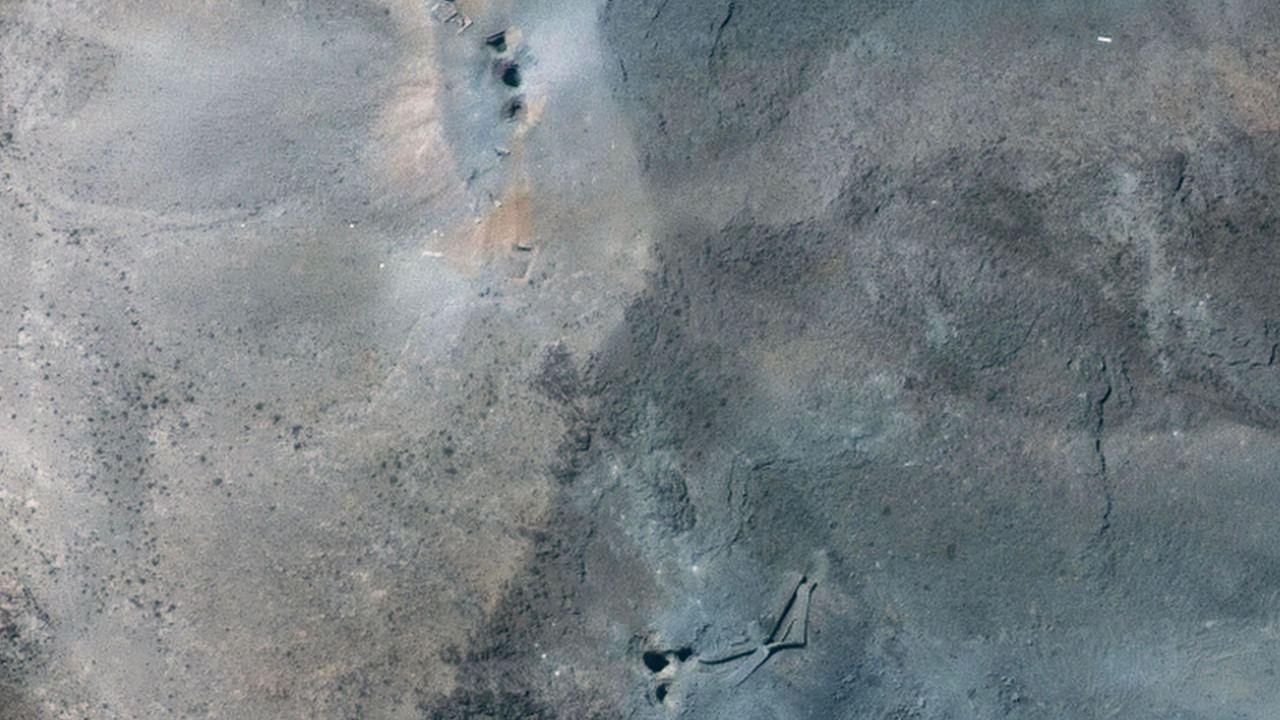 Satelitski snimci nastali 22. juna 2025. godine prikazuju sveže kratere u nuklearnom postrojenju Fordo, nakon što je Amerika najavila da je bombardovala lokacije iranskog nuklearnog programa