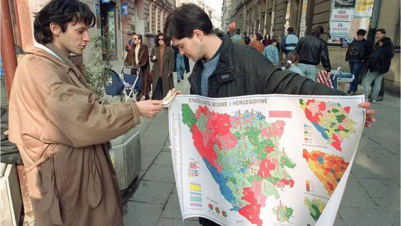 Ulični prodavac sa mapom etničke podele Bosne i Hercegovine, tokom drugog dana referenduma o nezavisnosti 