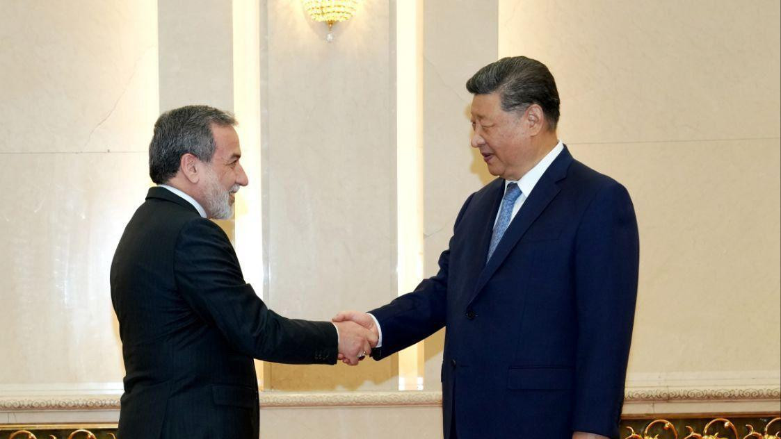 Rukovanje dvojice predsednika u odelima, kineskog i iranskog