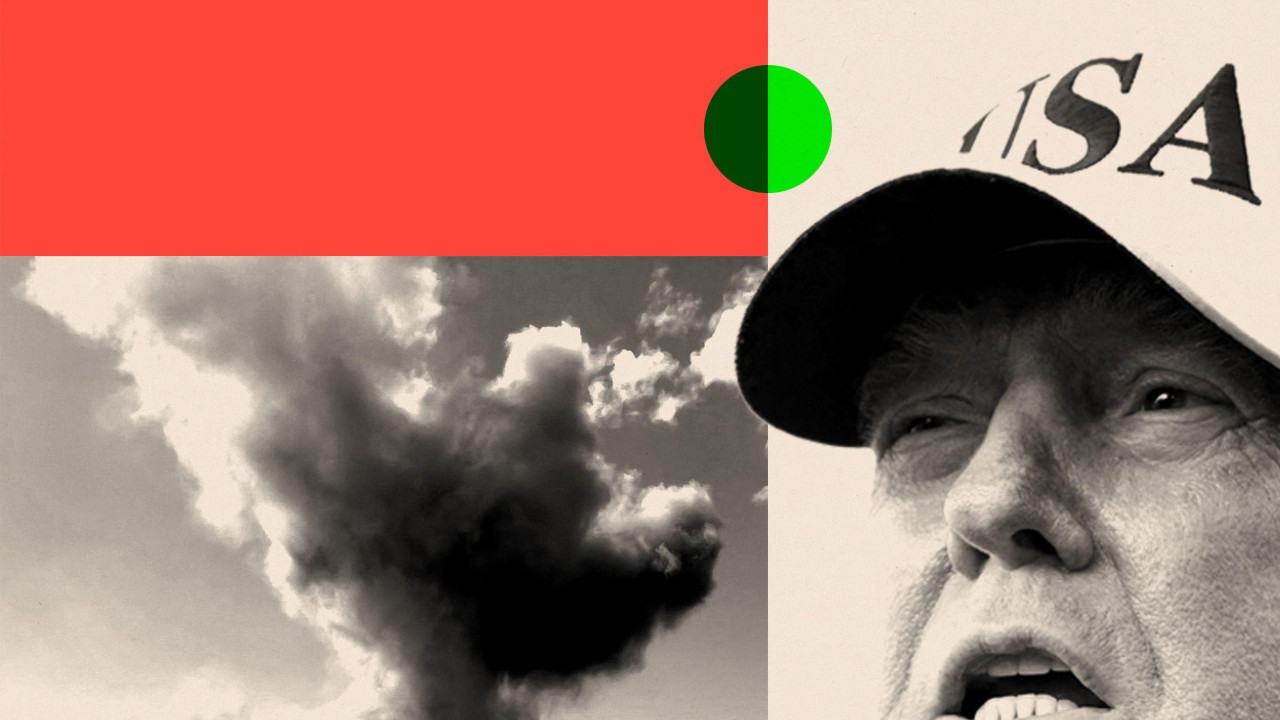 Donald Tramp sa kapom na kojoj piše USA i u pozadini grad kako gori