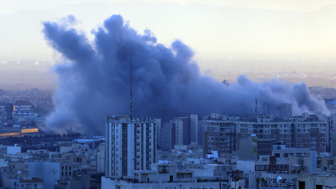dim iznad pogođenih zgrada u teheranu