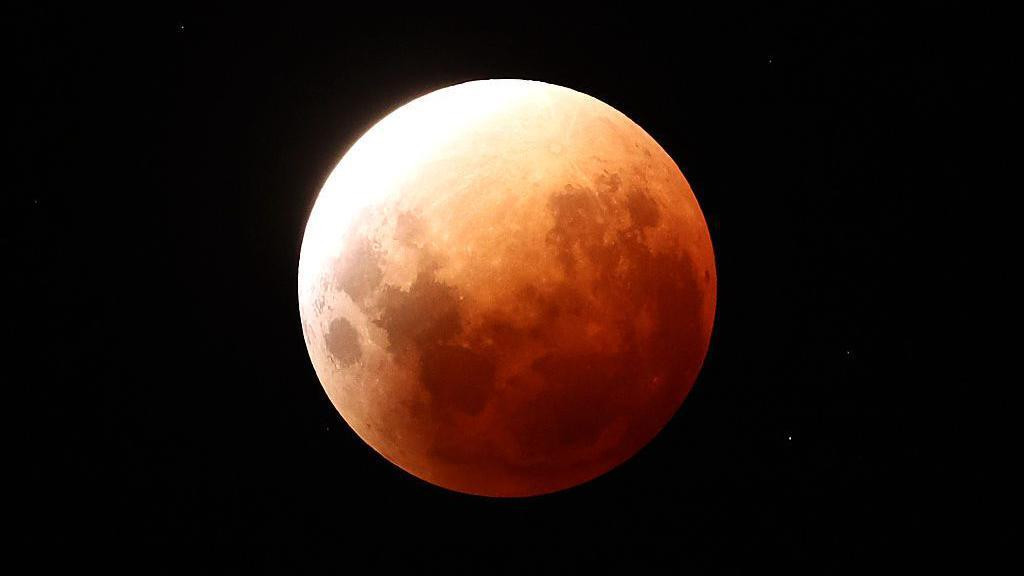 Snimak punog krvavog Meseca načinjen 3. marta iz Oklanda, Novi Zeland