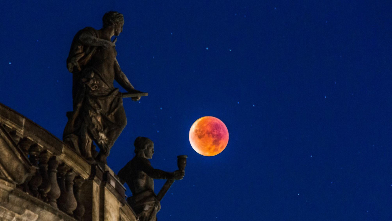 Snimak punog krvavog Meseca 2015. godine, u prolazu preko drevne građevine na tamnom, plavom nebu 