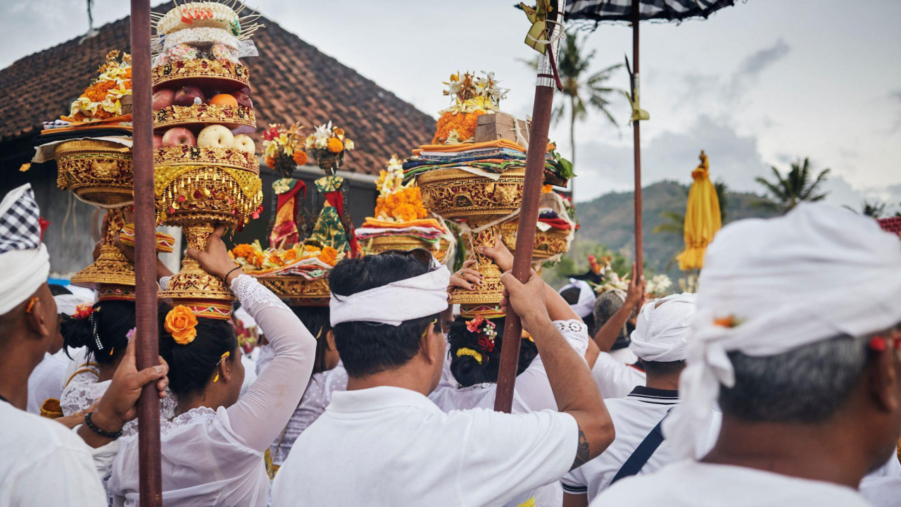 Na Baliju, pun Mesec se obeležava festivalom Purnama, kada se, prema verovanju, bogovi i boginje spuštaju na Zemlju i daju njihove blagoslove