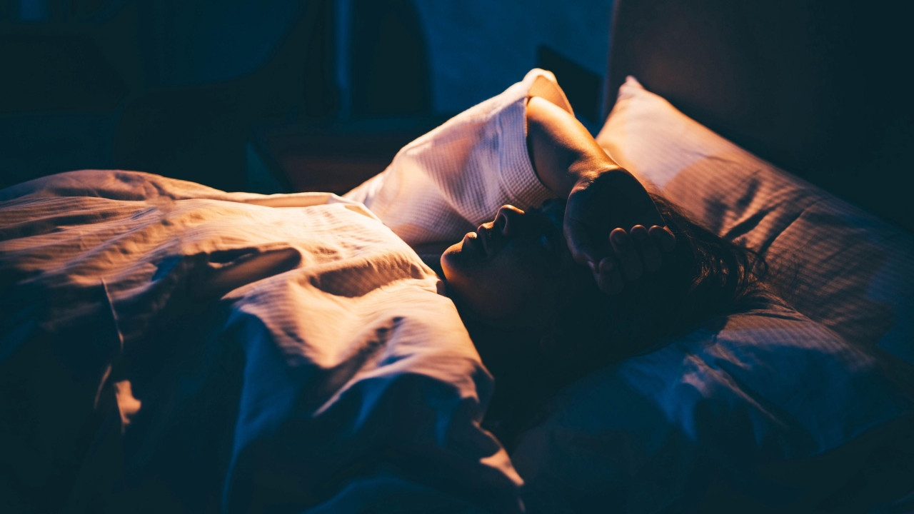 Žena spava tokom punog Meseca