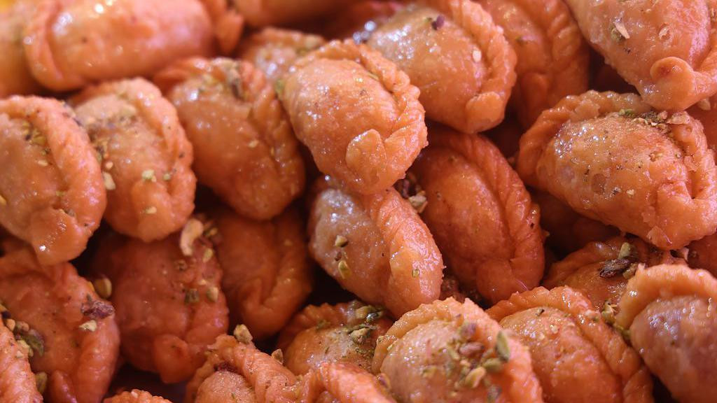 Tradicionalni indijski slatkiš, ovalnog oblika, ukrašen kokosovim pahuljicama