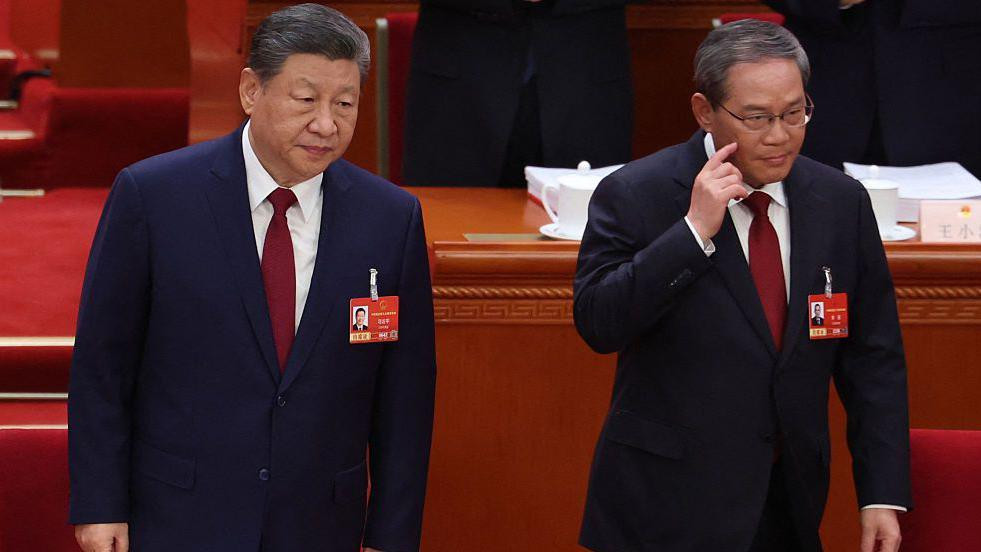 Kineski predsednik Si Đinping stoji do premijer Li Ćijanga u Pekingu 5. marta 
