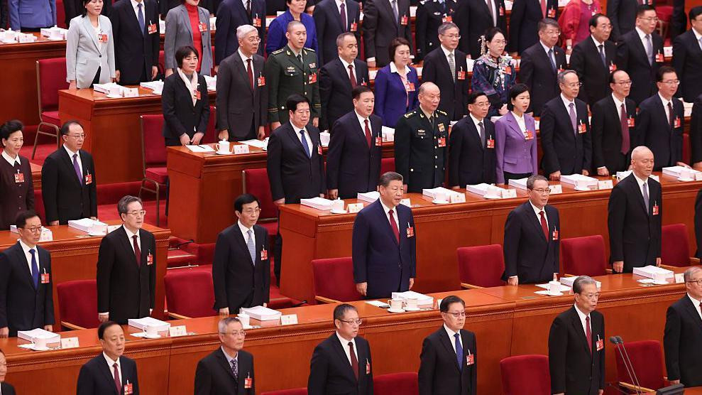Kineski zvaničnici na sastanku u Pekingu stoje u odelima