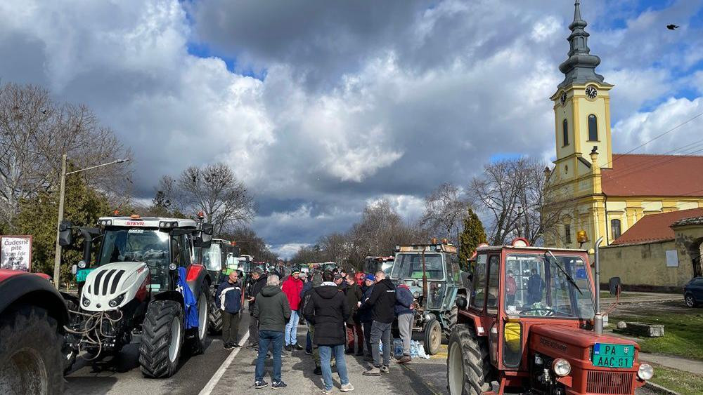 protest poljoprivrednika, traktori na ulici a oko njih okupljeni ljudi