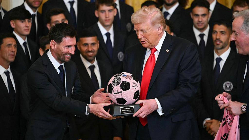Lionel Mesi uručio je američkom predsedniku Donaldu Trampu potpisani trofej sa loptom
