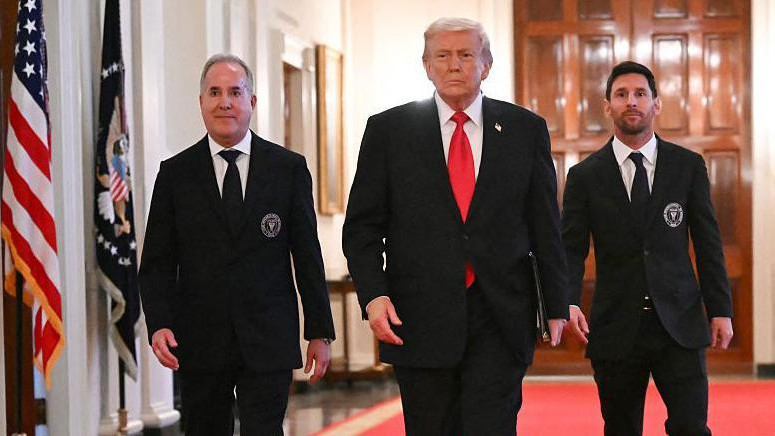 Suvlasnik Inter Majamija Horhe Mas, predsednik SAD Donald Tramp i argentinski napadač Inter Majamija Lionel Mesi stižu na događaj u čast pobednika MLS kupa 2025.