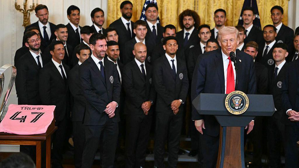 Američki predsednik Donald Tramp razgovara pored argentinske zvezde Lionela Mesija tokom događaja za Inter Majami