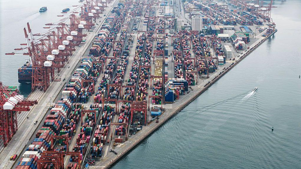 Portalne dizalice i transportni kontejneri na kontejnerskom terminalu Čivan u Šenženu, Kina, u petak, 27. februara 2026. godine.