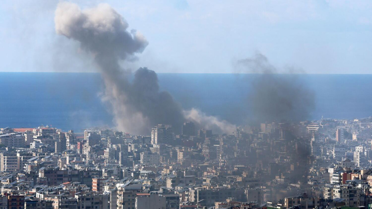 Dim se širi iznad zgrada