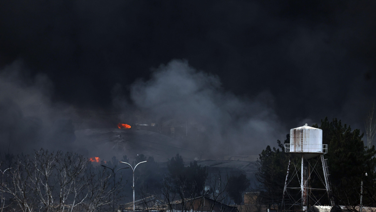 nebo iznad Teherana posle vazdušnog napada na rafineriju Šahran u Teheranu