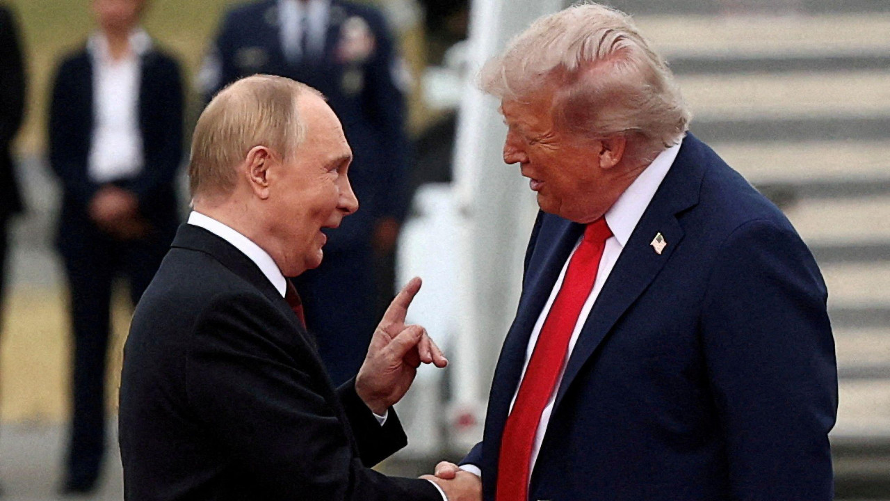 Putin i Tramp se rukuju 