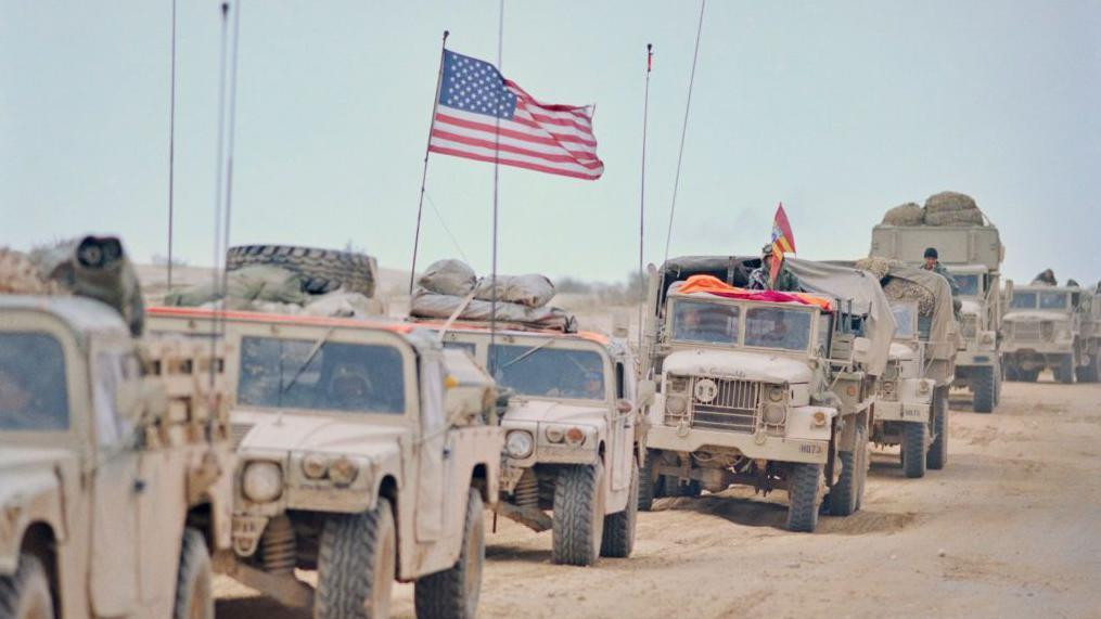 Američka vojna vozila tokom vojne operacije proterivanja iračkih trupa iz Kuvajta 1991. 