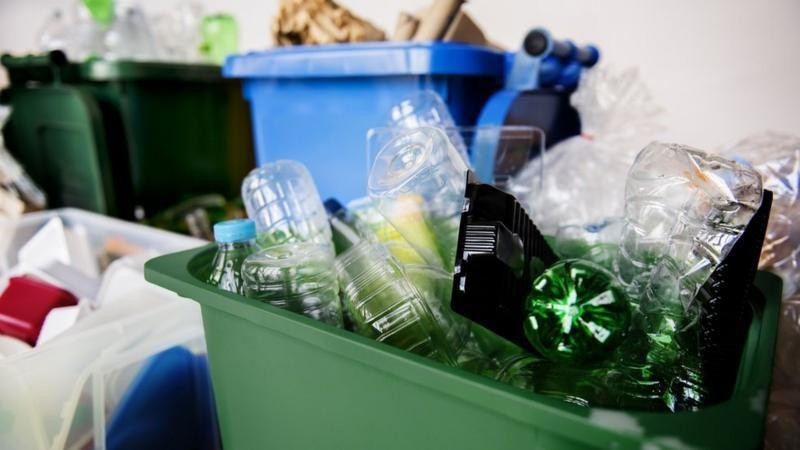 plastične flaše u kanti za smeće 