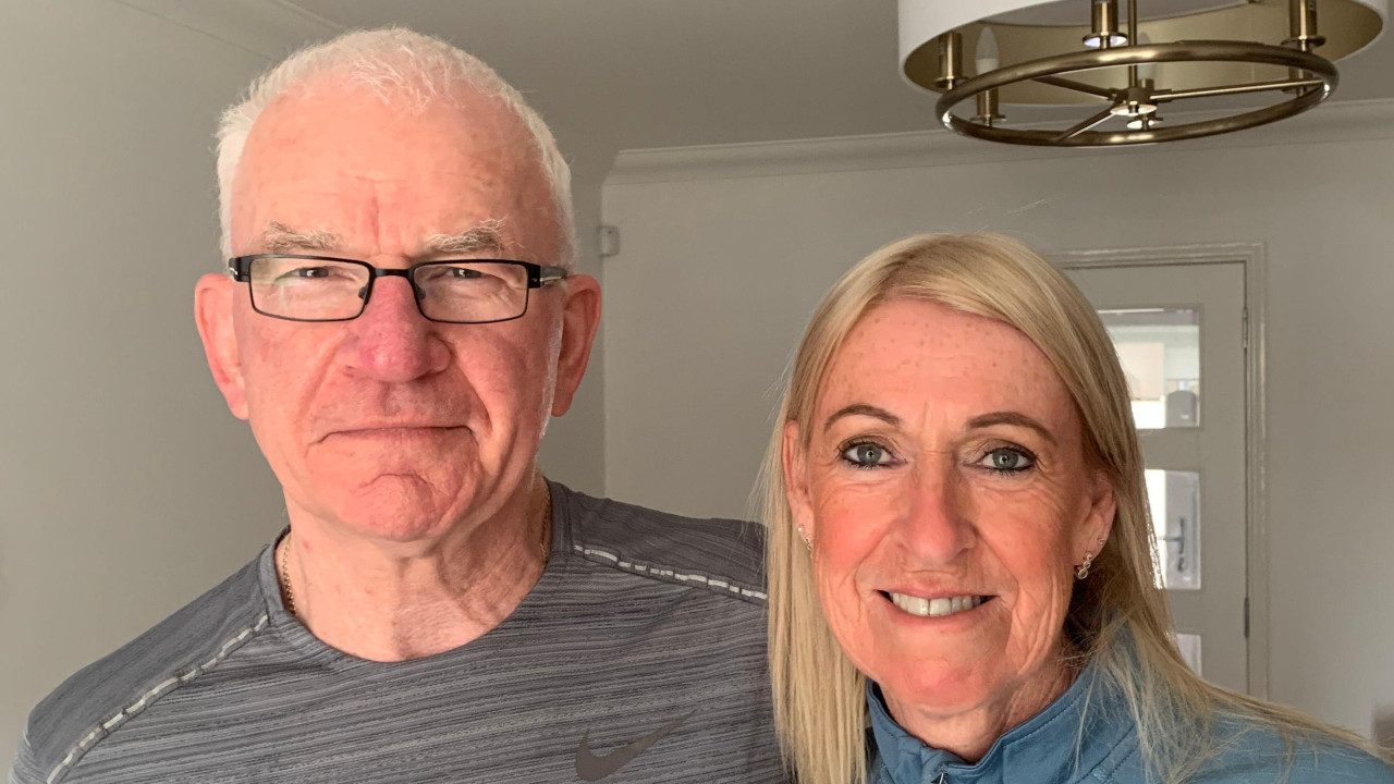 muškarac i žena gledaju u kameru