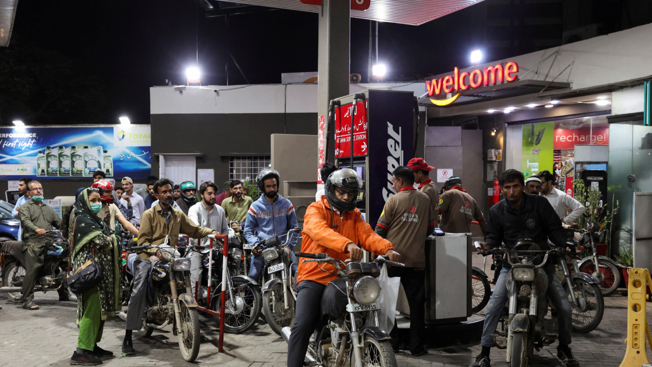 redovi ispred benzinske pumpe u Karačiju u Pakistanu