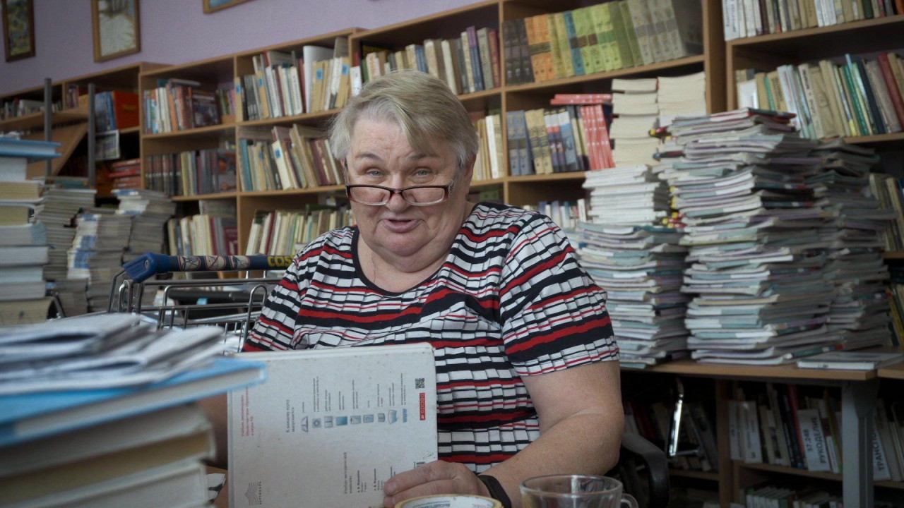 Pavelova majka, koja se pojavljuje u dokumentarcu, radi u školi kao bibliotekarka