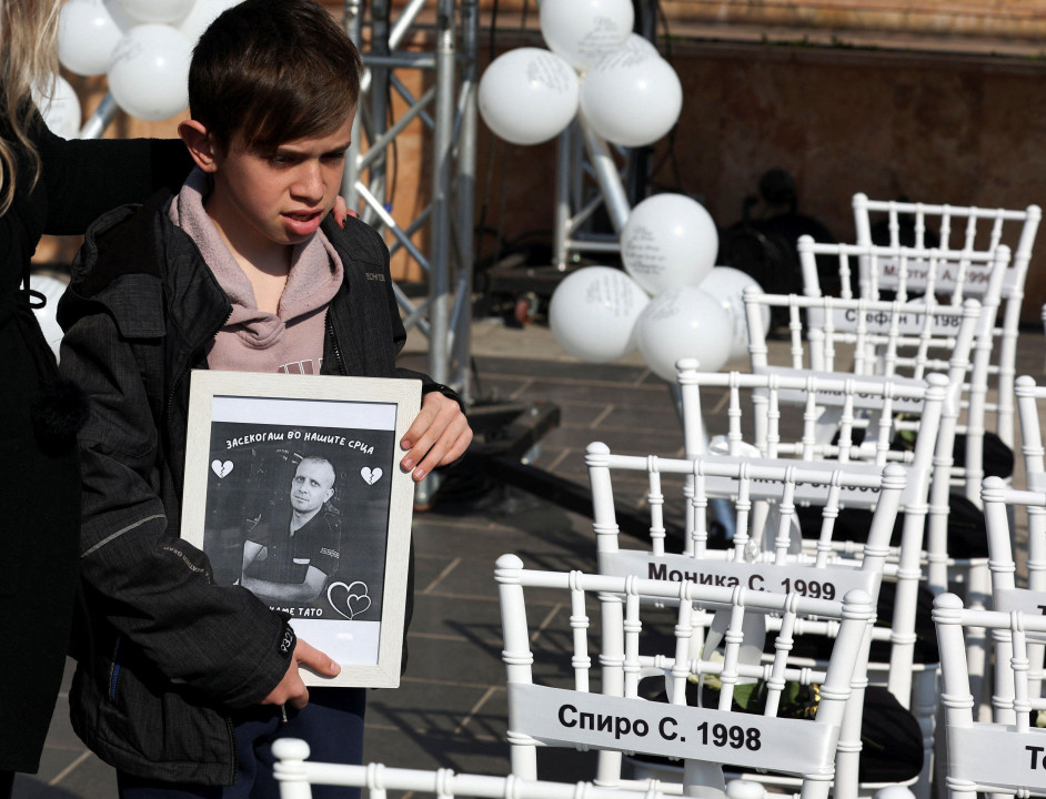 
                    63 bele stolice na svakoj bela ruža i imena žrtava požara u Kočanima, tragedija u kočanima, tragedija u severnoj makedoniji, godišnjica tragedije u severnoj makedoniji
  