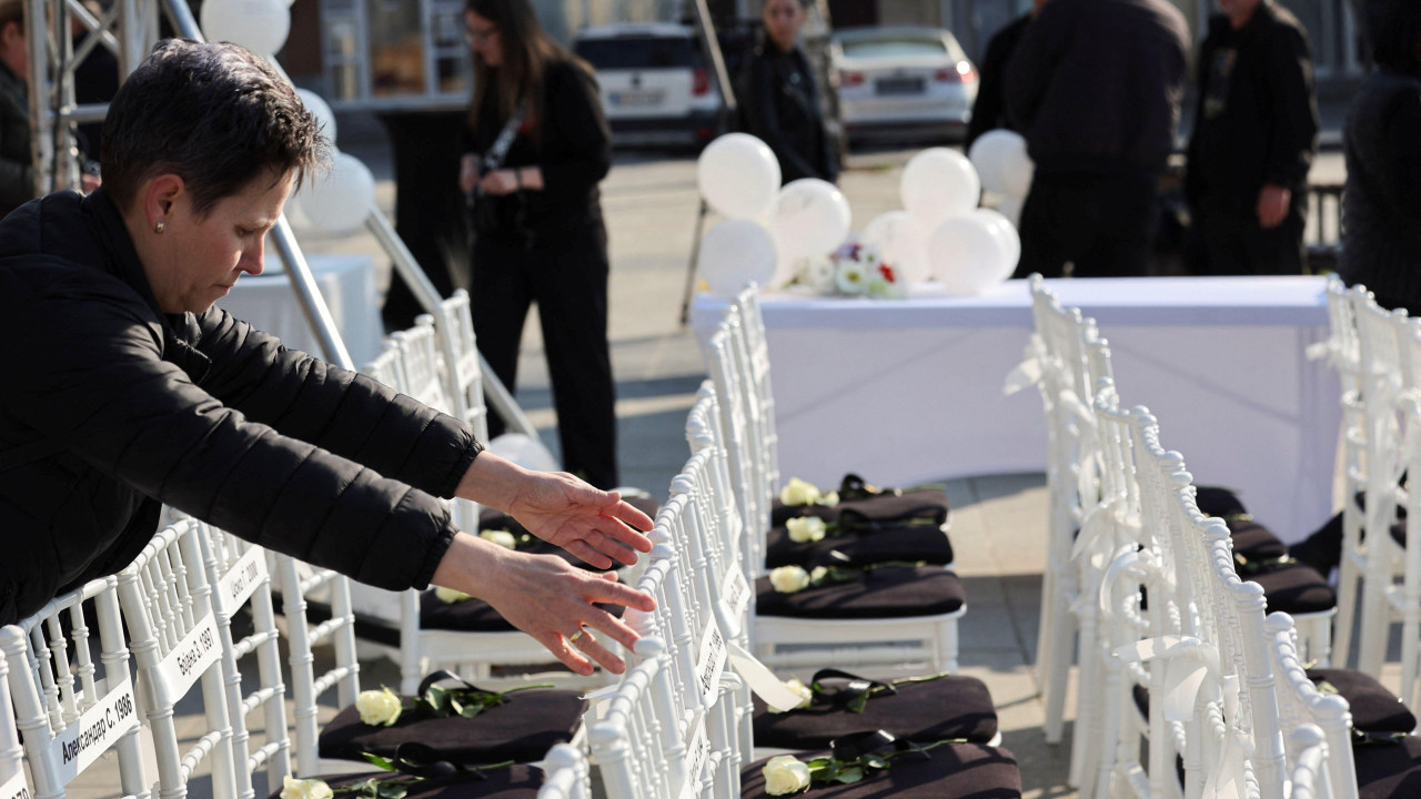 63 bele stolice na svakoj bela ruža i imena žrtava požara u Kočanima, tragedija u kočanima, tragedija u severnoj makedoniji, godišnjica tragedije u severnoj makedoniji