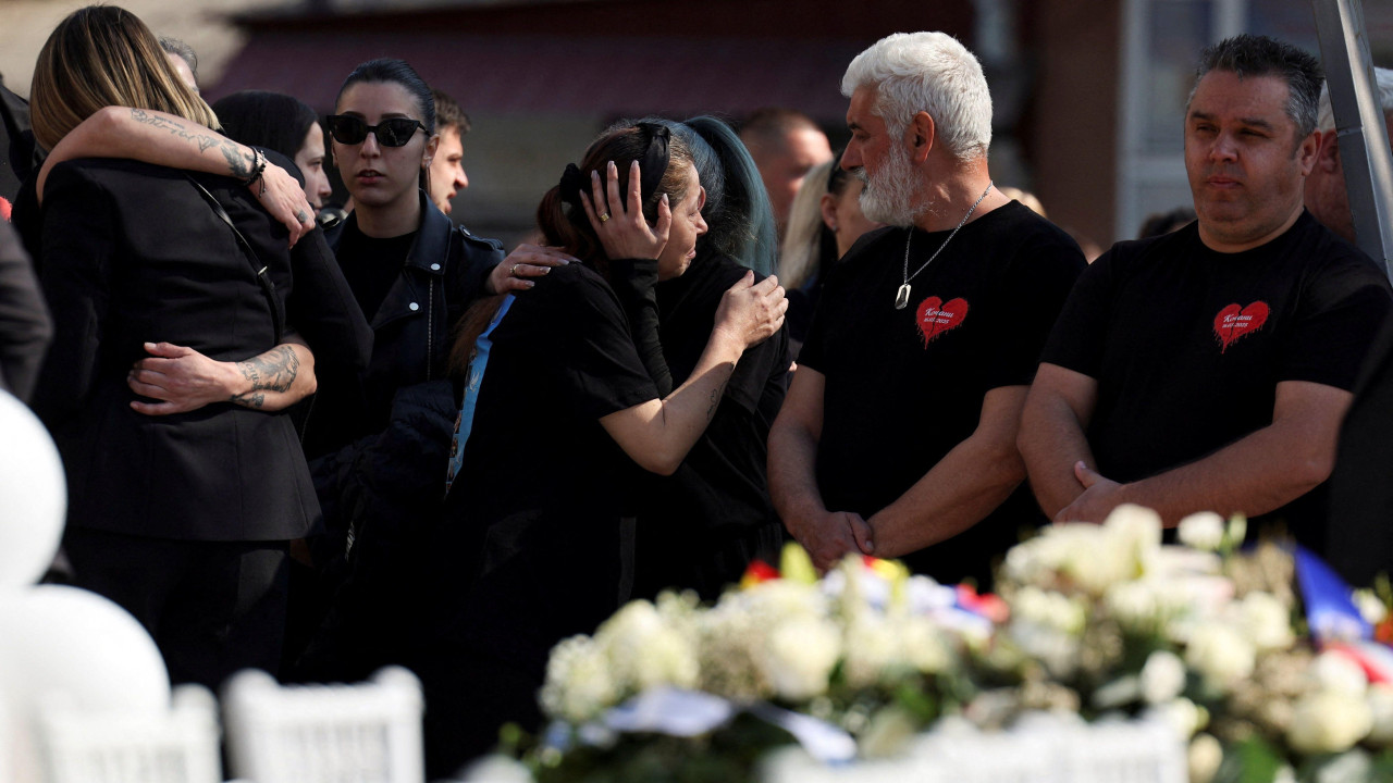 63 bele stolice na svakoj bela ruža i imena žrtava požara u Kočanima, tragedija u kočanima, tragedija u severnoj makedoniji, godišnjica tragedije u severnoj makedoniji