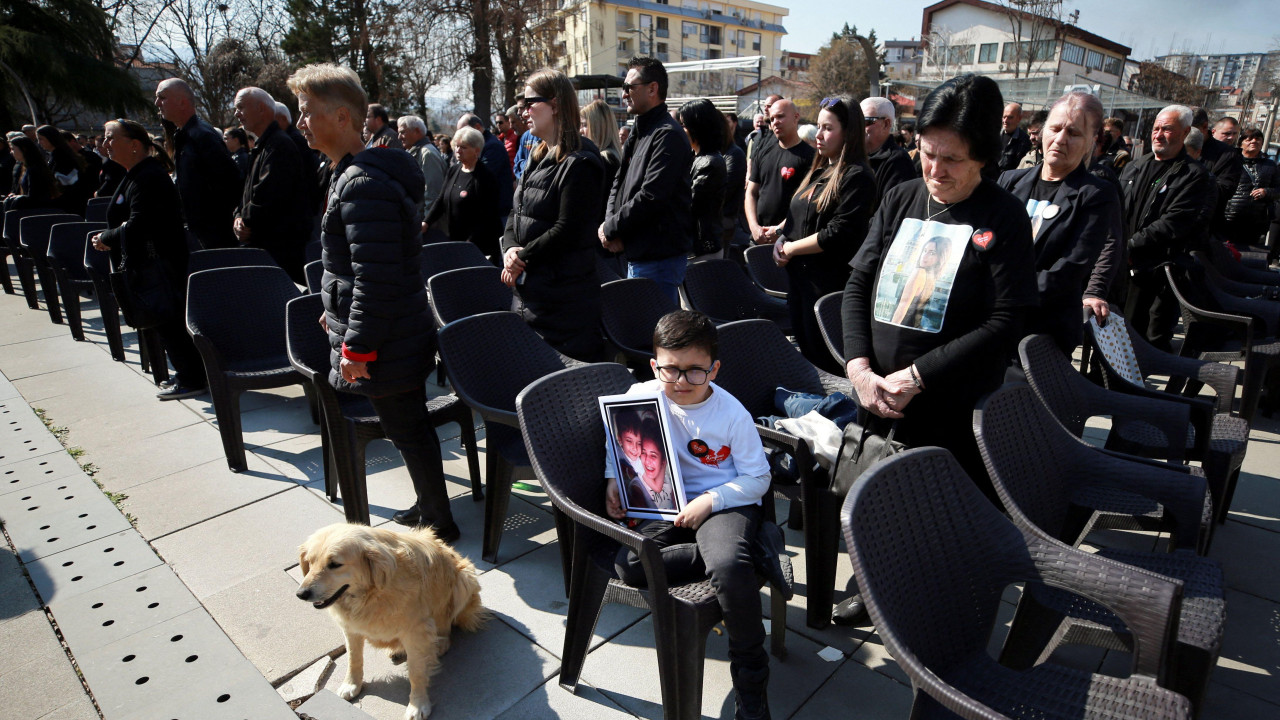 63 bele stolice na svakoj bela ruža i imena žrtava požara u Kočanima, tragedija u kočanima, tragedija u severnoj makedoniji, godišnjica tragedije u severnoj makedoniji