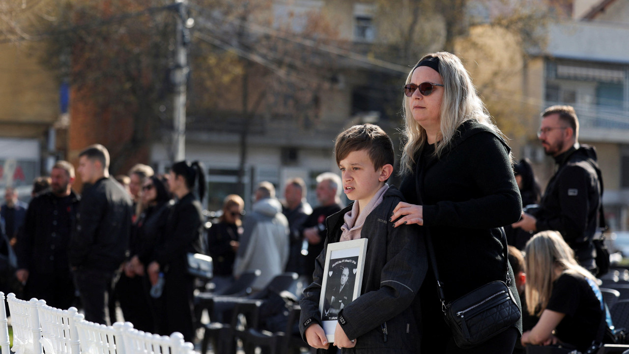 63 bele stolice na svakoj bela ruža i imena žrtava požara u Kočanima, tragedija u kočanima, tragedija u severnoj makedoniji, godišnjica tragedije u severnoj makedoniji
