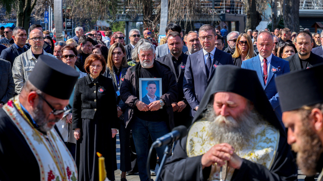 Predsednica Severne Makedonije Gordana Siljanovska Davkova i makedonski premijer Hristijan Mickovski prisustvovali su pomenu žrtvama tragedije u Kočanima