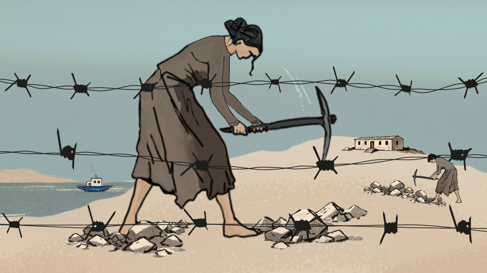 Žena u sivoj haljini na ostrvu tuca kamen