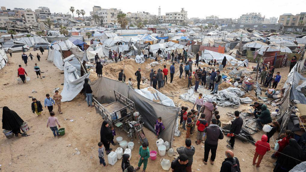 Palestinci na mestu izraelskog napada na kamp za raseljene 12. marta. Izrael je naredio evakuaciju kampa pre napada