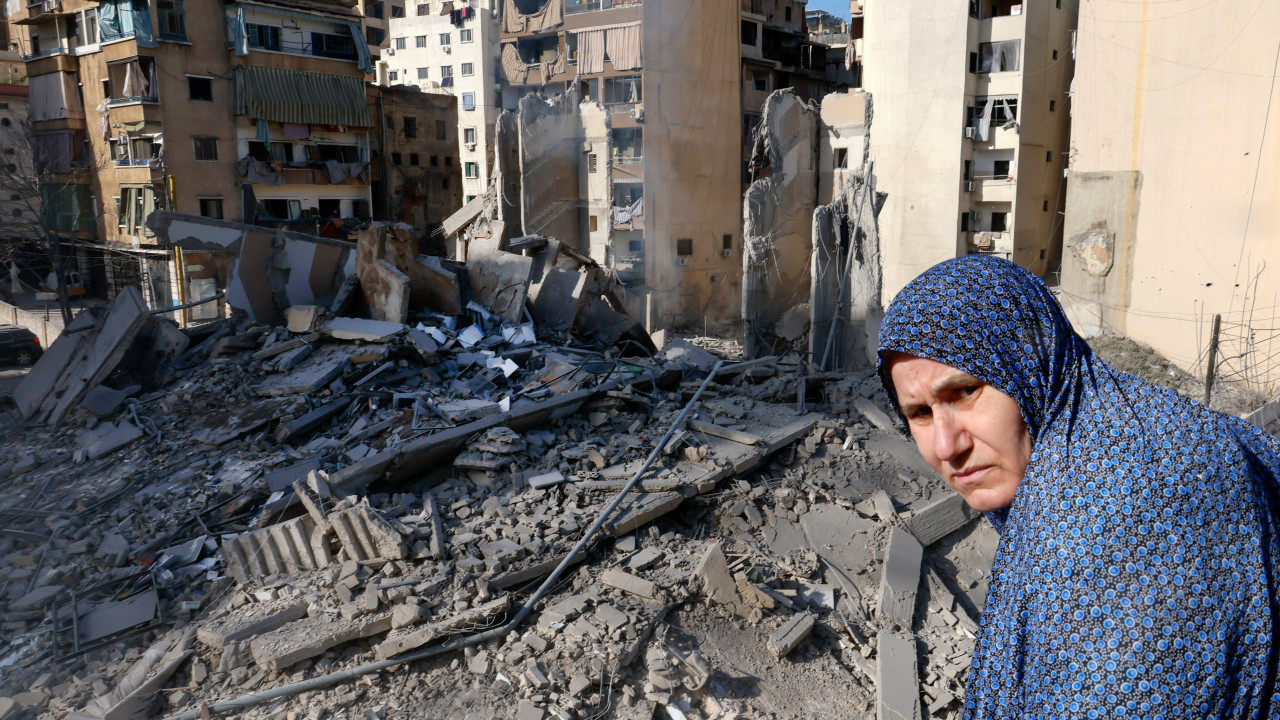 žena stoji na ruševinama posle izraelskog napada na bejrut