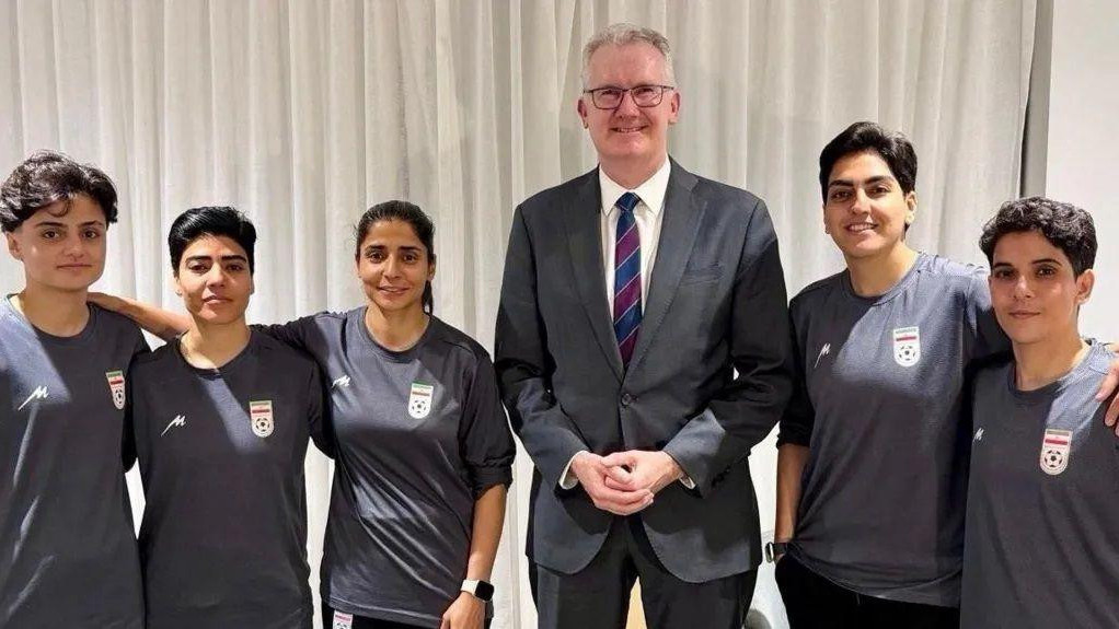Australijski ministar Burk u društvu pet iranskih fudbalerki koje su dobile vizu