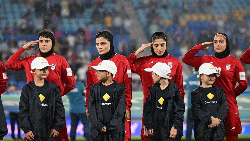 Iranske fudbalerke su salutirale tokom intoniranja himne uoči utakmice sa reprezentacijom Filipina na Azijskom kupu