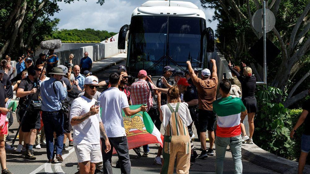 Iranski navijači blokiraju autobus sa fudbalerkama