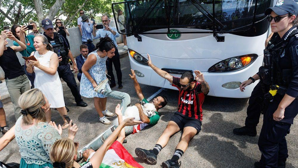 iranski navijači blokiraju autobus sa fudbalerkama