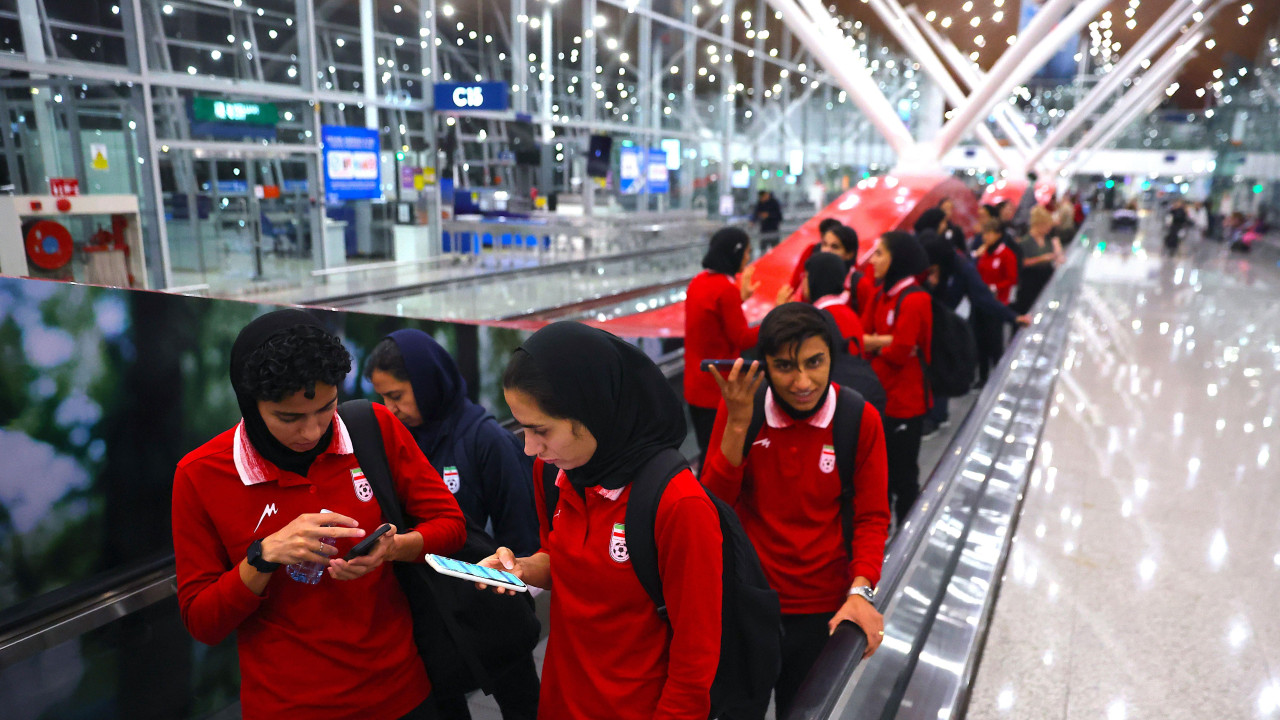 iranske fudbalerke na aerodromu u Maleziji