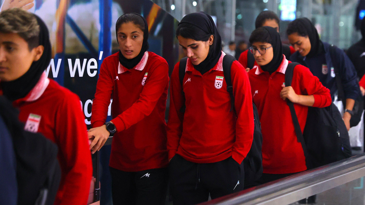 iranske fudbalerke na aerodromu u Maleziji