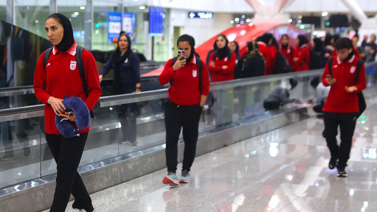 iranske fudbalerke na aerodromu u Maleziji
