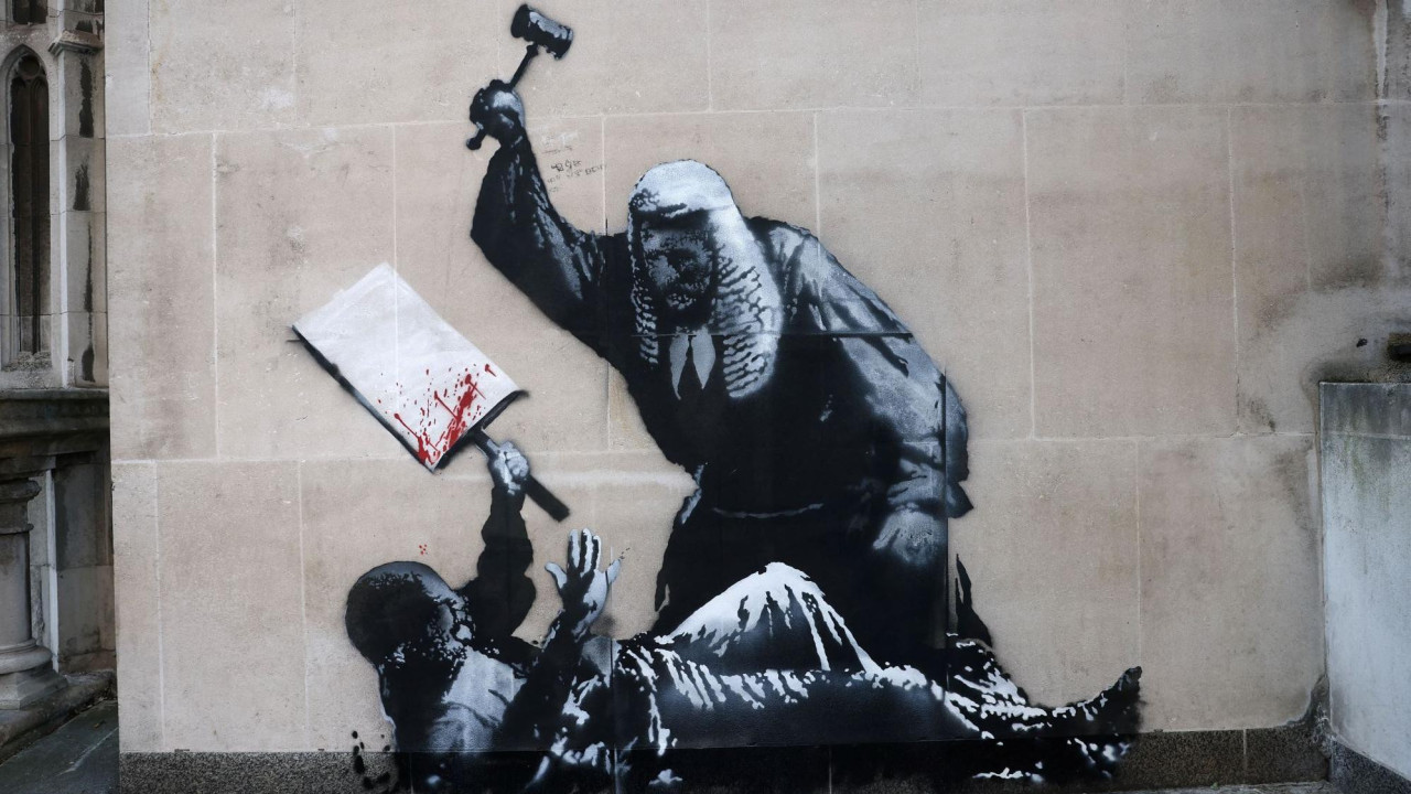mural na kome sudija napada demonstranta 