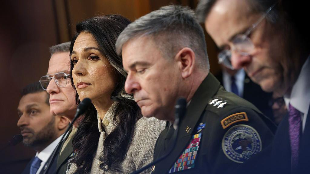 direktor Federalnog istražnog biroa Keš Patel, direktor Odbrambene obaveštajne agencije (DIA), general-potpukovnik Džejms Adams, direktorka Nacionalne obaveštajne službe Tulsi Gabard, general-potpukovnik vojske Vilijam Hartman i direktor Centralne obaveštajne agencije Džon Retklif