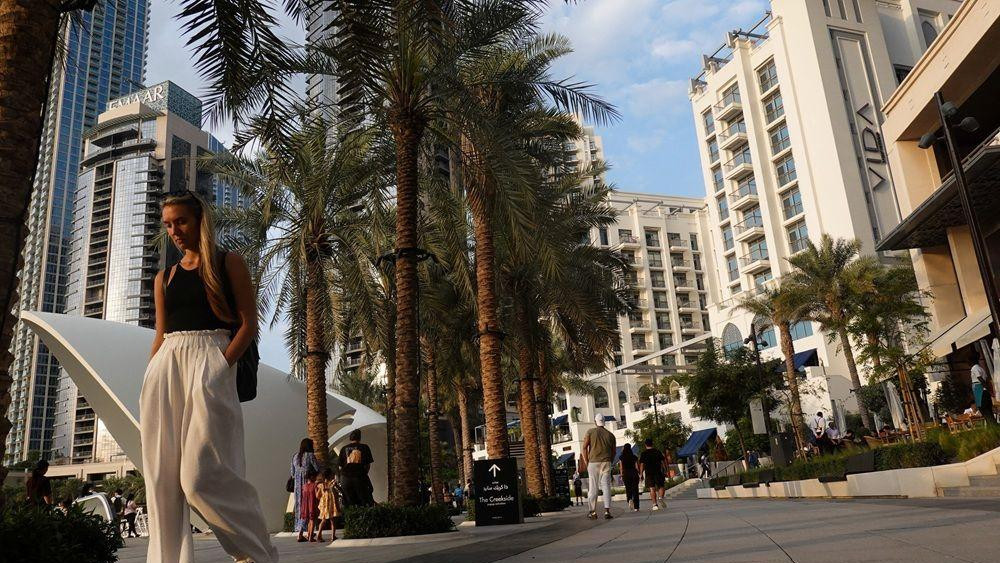 dubai, žena šeta centrom dubaija