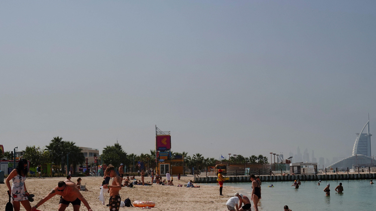 dubai, plaža u dubaiju u pozadini je burdž kalifa