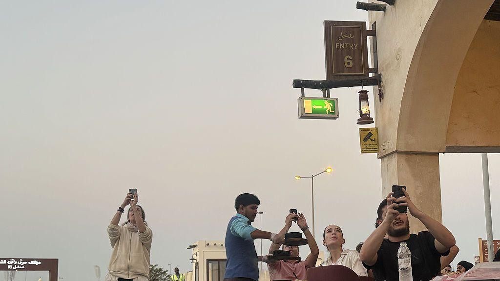 Ljudi slikaju dejstvo protivvazdušnog sistema u Dubaiju