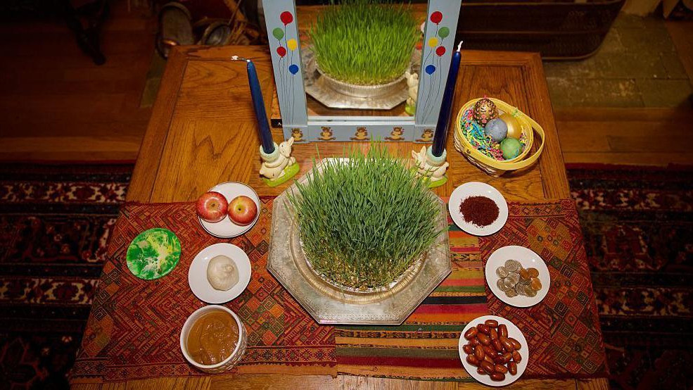 Tradicionalni sto Haft-Sin, sa rasporedom od sedam simboličnih predmeta čija imena počinju slovom „S“