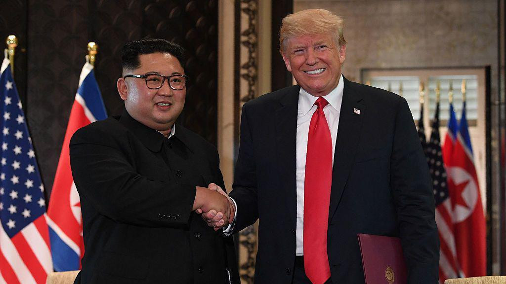 Kim Džong Un i Donald Tramp se rukuju 
